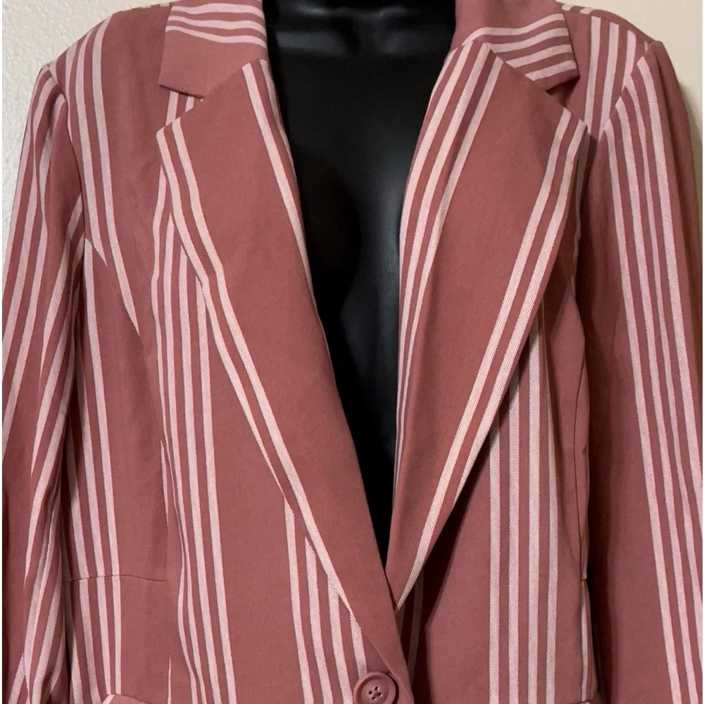🆕🌼TORRID Boyfriend Blazer🌼 - Picture 4 of 16